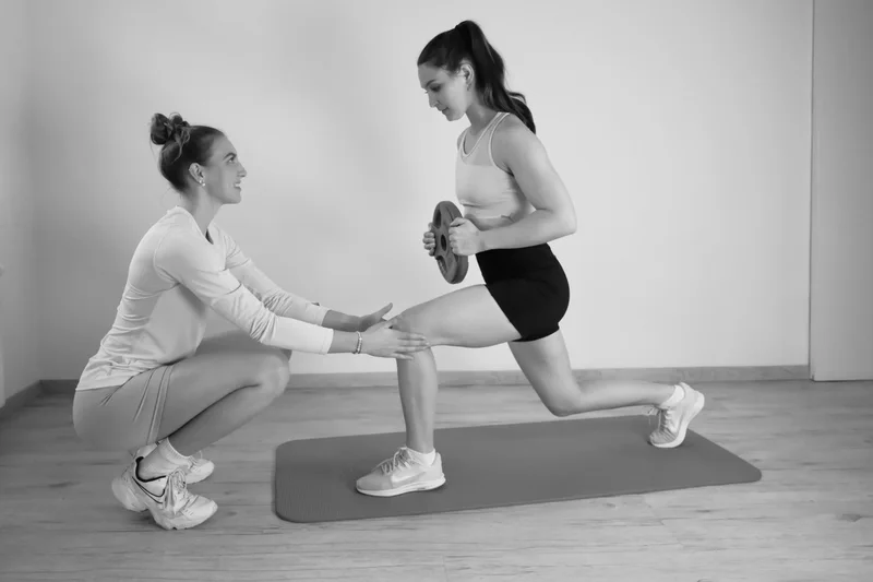 Anna begleitet einen Ausfallschritt im Personal Training